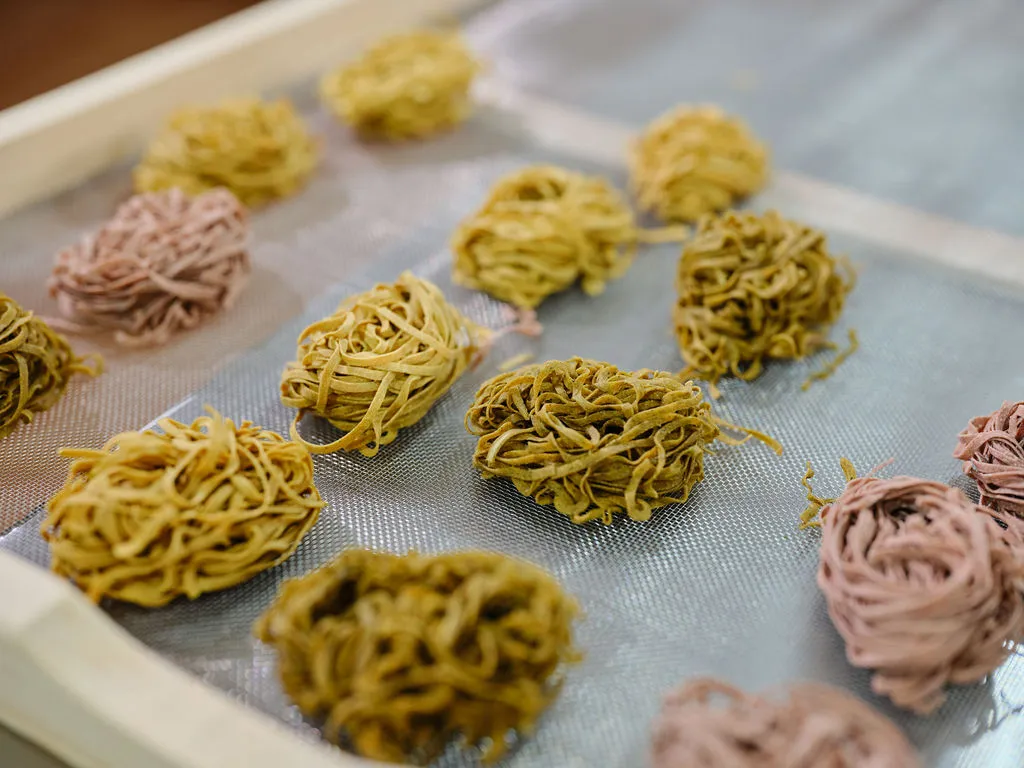 Pasta sin gluten secándose en bandejas en The Gluten Free Lab